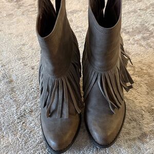 Very Volatile Fringe Ankle Boots - Gray